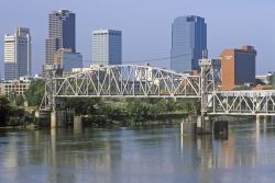 Ponte sul fiume Arkansas visto da North Little Rock, Little Rock, Arkansas. Sullo sfondo, i grattacieli cittadini.
