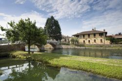 Ponte sul Naviglio Grande a Cassinetta di Lugagnano Lombardia - © Claudio Giovanni Colombo / Shutterstock.com