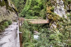 Ponte sul sentiero verso le cascate di Stanghe in Val Ridanna