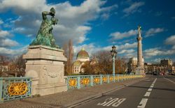 Il ponte sul fiume Mosa nella città di Liegi. Siamo in Vallonia, la regione francofona del Belgio - © Shutterstock.com