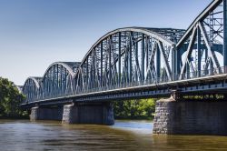 Ponte sulla Vistola a Torun, Polonia. La celebre infrastruttura in ferro che attraversa il fiume Vistola - © Curioso / Shutterstock.com