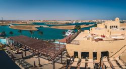 Port Ghalib, la città-resort nei pressi di Marsa Alam, Egitto. Negozi, caffè e ristoranti gourmet sono il fiore all'occhiello di questa alternativa di lusso alla più ...