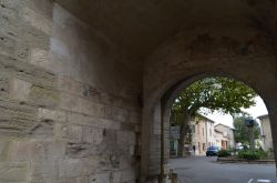 Porta Saint Gilles, uno dei punti d'accesso al borgo di Pernes les fontaines