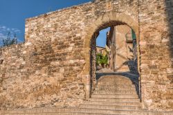 Porta d'accesso al villaggio medievale di Montefalco, provincia di Perugia: scorcio panoramico su una stretta stradina del centro storico.

