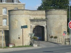 La Porte de Bierne, una delle cinque porte di Bergues, è così chiamata perché è quella posta in direzione della località di Bierne, 2 km più ad ovest ...