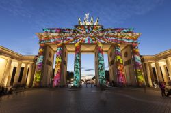 La porta di Brandeburgo illuminata durante il ...