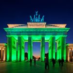 La porta di Brandeburgo illuminata durante il Festival delle luci di Berlino - © Nikada / iStockphoto LP.
