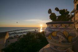 Porta di Mare al tramonto, Sciacca, Sicilia. Considerata una delle porte d'accesso più importanti della città siciliana, Porta di Mare permetteva il collegamento fra Marina ...