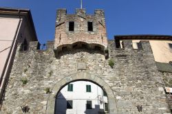 Porta d'ingresso nella cittadina medievale di Barga, provincia di Lucca, Toscana - © PFMphotostock / Shutterstock.com