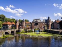 La porta medievale di mattoni detta "Koppelpoort" segna l'ingresso al centro di Amersfoort, Olanda.