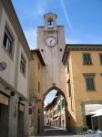 Porta dell'Orologio nel centro storico di Borgo San Lorenzo, Toscana - © Vladimir Menkov - CC BY-SA 3.0, Wikipedia