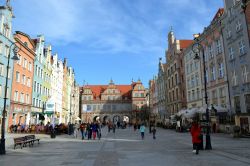 Porta Verde, Danzica: si trova all'estermità orientale della Strada Reale, sulla riva della Motława. In passato funse anche da residenza della famiglia reale durante le ...