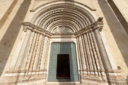 Portale di ingresso alla chiesa di San Venenzio ...
