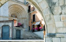 Il portale d'ingresso della chiesa di San Francesco visto dall'acquedotto Svevo a Sulmona, Abruzzo.

