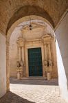 Portale d'ingresso decorato alla chiesa di San Benedetto nel centro di Conversano, Puglia - © Mi.Ti. / Shutterstock.com