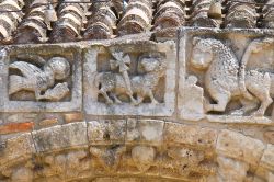 Il bel portale del Santuario di Santa Maria d'Anglona a Tursi, Basilicata. In stile romanico, il portale di questo edificio religioso è formato da un'arcata a tutto sesto arricchita ...