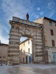La Porte d'Avignon, uno degli antichi ingressi lungo le mura della città di Cavaillon (Provenza, Francia) - foto © Shutterstock