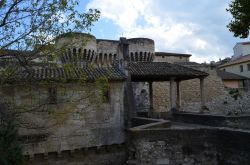 Le fortificazioni di Pernes-les-Fontaines e la porta d'accesso al borgo (Porte Notre Dame)