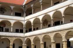 Porticati nel cortile interno del castello di Ptuj, Slovenia - © Zvonimir Atletic / Shutterstock.com