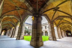 Porticato interno dell'Università di Melbourne, Australia: dopo quella di Victoria, questa è la più antica del paese - © e X p o s e / Shutterstock.com