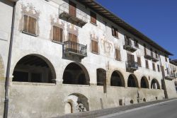 Portici nel borgo di Averara in Lombardia, provincia di Bergamo