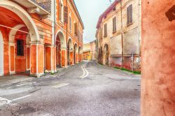 Portico e case storiche del centro di Bagnacavallo, Emilia-Romagna