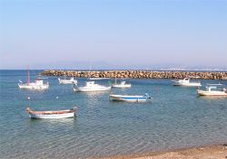 Il Porto di Erikoussa, si trova nella costa sud dell'isola. Per molti l'isola è chiamata con l'antico nome di Merlera, una delle isole Ioniche della Grecia  - © ...