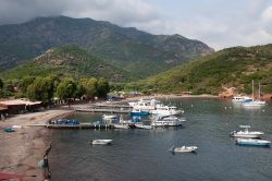 Il Porto di Girolata in un giorno di nuvole - delimitata da grandi e imponenti scogliere di granito, la baia di Girolata è raggiungibile esclusivamente via mare o tramite lunghi e tortuosi ...
