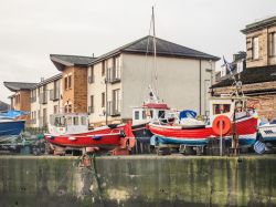 Piccole barche da pesca colorate e yachts nel porto di Kirkcaldy, Scozia, UK.


