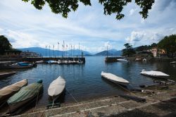 Porto di Laveno Mombello, Lombardia. La collocazione all'interno del golfo di Laveno protegge il grazioso porto turistico della città dai venti più frequenti del Lago Maggiore ...