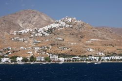 Porto e città principale a Serifos, Grecia. Un bel panorama di Horo, la principale città dell'isola arroccata sulle ripide pendici di questo territorio delle Cicladi - © ...