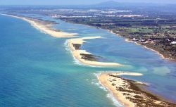 Praia da Fabrica, sulla costa dell'Algarve a Cacela Velha - Una bella veduta panoramica dall'alto su Praia da Fabrica, nelle vicinanze di Cacela Velha: questa spiaggia può essere ...