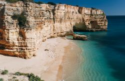 Praia do Pau è una spiaggia nascosta, a fianco della più famosa Praia da Marinha, vicino a Lagoa in Algarve - © Nessa Gnatoush / Shutterstock.com