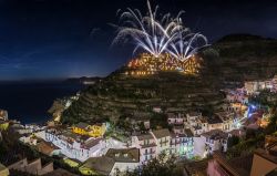 Fuochi d'artificio per l'accensione del Presepe Luminoso di Manarola nelle Cinque Terre