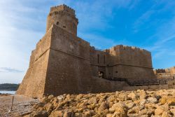 Primo piano del Castello a Isola di Capo Rizzuto, ovvera sull'isola di Le Castella, costa ionica della Calabria - © Alberto Loyo / Shutterstock.com