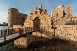 La principale porta di ingresso del Castello del Mare a Sidone, Libano, al calare del sole.
