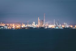 Priolo Gargallo, vista notturna della raffineria di petrolio, Sicilia sud-orientale - © Fernando Privitera / Shutterstock.com