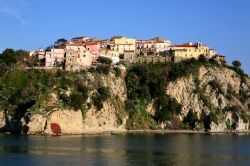 Promontorio e borgo di Agropoli, Campania - Una bella veduta del borgo di Agropoli che si erge maestoso su un tratto di costa dalle sponde scoscese © onairda / Shutterstock.com