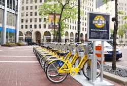 Punto di noleggio biciclette a Indianapolis, Indiana (USA): in un solo mese nel 2014 oltre 13 mila persone hanno utilizzato questo servizio - © Susan Montgomery / Shutterstock.com