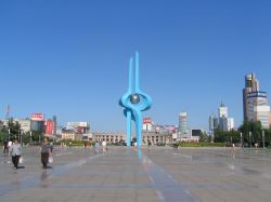 Quancheng Square a Jinan, Cina. La piazza, con al centro una fontana a forma di fiore di loto e altre 4 che rappresentano le quattro sorgenti principali della città, si estende su un'area ...