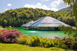 Il quartier generale di Red Bull GmbH a Fuschl am See, Austria. La cittadina austriaca ospita la sede centrale della società produttrice della famosa bevanda energetica - © Anastasia ...