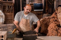 La tradizionale produzione artigianale di laterizi a Sao Bras de Alportel, Portogallo - © Mauro Rodrigues / Shutterstock.com