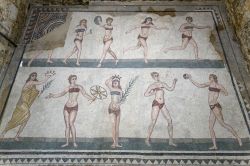 Il mosaico delle ragazze in bikini a Villa Romana del Casale a Piazza Armerina, Sicilia. Le fanciulle protagoniste di questa decorazione sono impegnate in esercizi atletici © luigi nifosi ...