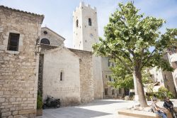 Ragazzi seduti sotto un albero nella piazza di Saint-Paul-de-Vence, Francia. Questo villaggio è una delle mete turistiche più visitate della Costa Azzurra - © Brian S / Shutterstock.com ...