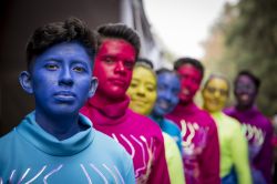 Ragazzi truccati per sfilare alla manifestazione del Día de Muertos lungo le strade della capitale messicana.
