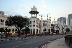KL Train Station: si tratta di un edificio costruito nel 1911 dall'architetto inglese Hubback, che fonde stili architettonici diversi. È stata per decenni la stazione centrale dei ...