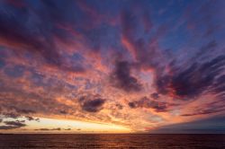 Tramonto sul mare del Nord a Blankenberge, Belgio. I colori di un cielo suggestivo si riflettono sulle acque calme e tranquille di questo mare che si estende su una superficie di 570 mila chilometri ...