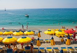 Relax in spiaggia a Monterosso al Mare, Liguria, Italia - Perla preziosa arenata fra le scogliere, Monterosso offre sole e relax a chi cerca un luogo di vacanza alle Cinque Terre © jolly ...