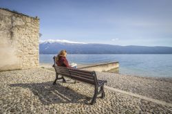 Relax sul lago di Garda a Gargnano, Lombardia, Italia. L'atmosfera serena che si respira qui richiama il passato signorile del borgo lombardo.
