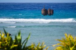 Il relitto della Royal Mail Steamer Maitai che naufragò sul reef davanti ad Avarua sull' Isola di Raotonga (Isole Cook) il giorno di Natale del 1916 - © 156250757 / Shutterstock.com ...